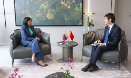 Vicepresidenta se reunió con embajador de Vietnam para afianzar relaciones comerciales