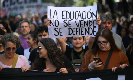 Alumnos argentinos toman universidades y reciben clases en las calles