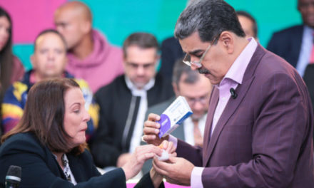 Maduro invitó a las mujeres a tocarse para prevenir el cáncer de mama