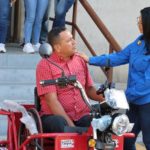 Gobernadora Carpio entregó motocicleta adaptada