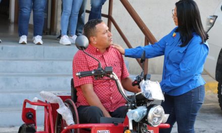 Gobernadora Carpio entregó motocicleta adaptada