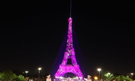 Torre Eiffel y monumentos de París de rosa para concienciar sobre el cáncer de mama