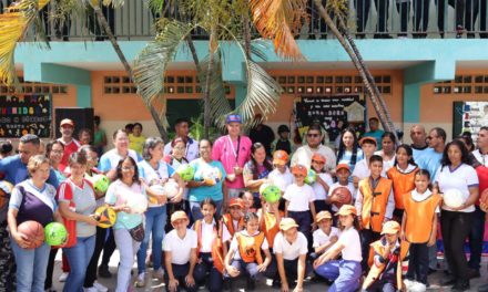 Planteles educativos de Zuata recibieron implementos deportivos