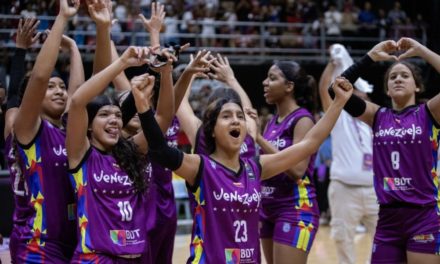 Selección femenina celebró victoria de baloncesto en campeonato Fiba