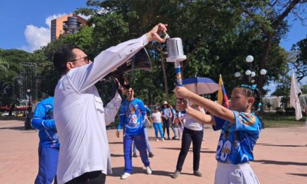 Atletas encendieron el fuego Mariano en la plaza Bolívar de Maracay