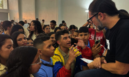 Ministro Ñáñez instó a jóvenes asumir el uso crítico de RR. SS.