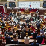 Parlamento de Francia debate moción de censura contra Primer Ministro