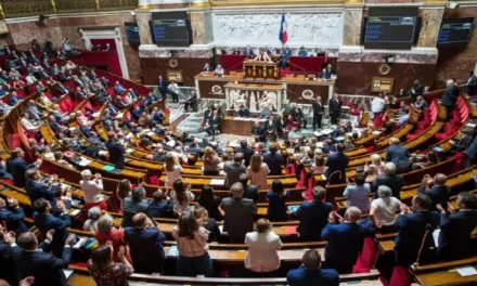 Parlamento de Francia debate moción de censura contra Primer Ministro