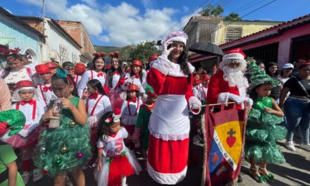 Calles de Revenga se llenaron de alegría con gran desfile navideño