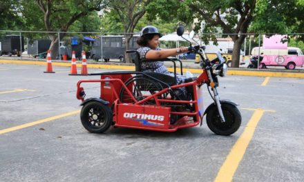 Gobernadora Karina Carpio entregó motos a personas con movilidad reducida