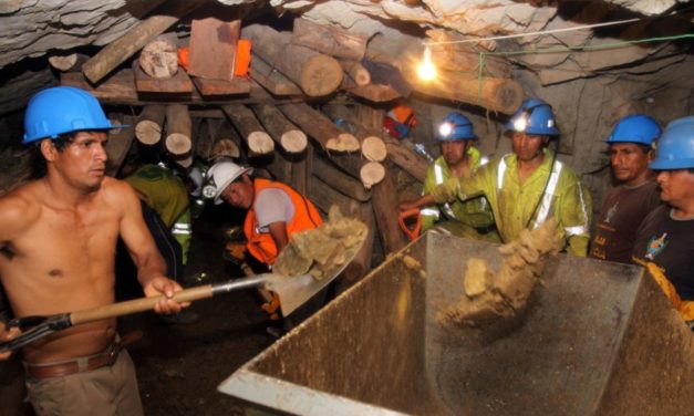 Intensifican búsqueda de mineros atrapados en una mina en Perú