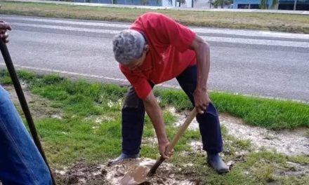 Reparada fuga de agua en la Carretera Nacional de San Casimiro