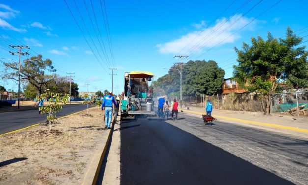 Inició segunda etapa de asfaltado en la Av. Marcos Beracasa en Sucre