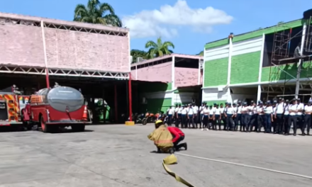 Estudiantes de la UNES ponen a prueba destrezas bomberiles