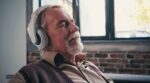 Escuchar música a diario podría ser un escudo contra la demencia