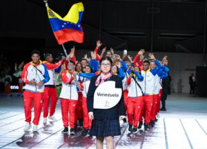 Bandera tricolor ondeó en Tokio