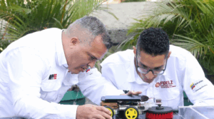 Venezolanos crean primer robot de limpieza para paneles solares