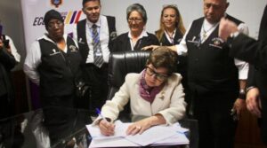 Dimiten dos ministros ecuatorianos tras derrota electoral de Noboa
