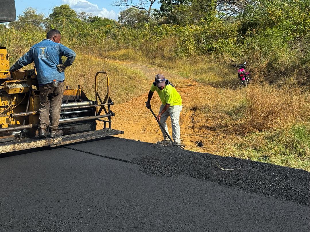 Gobierno de Aragua realiza labores de bacheo y asfaltado integral en carretera clave