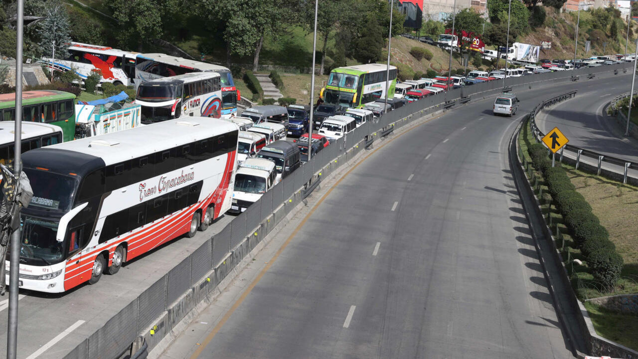 Paro de transporte en Bolivia por eliminación de subvención a combustibles