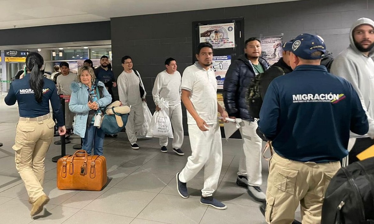 Colombia reanuda vuelos de deportados de EEUU
