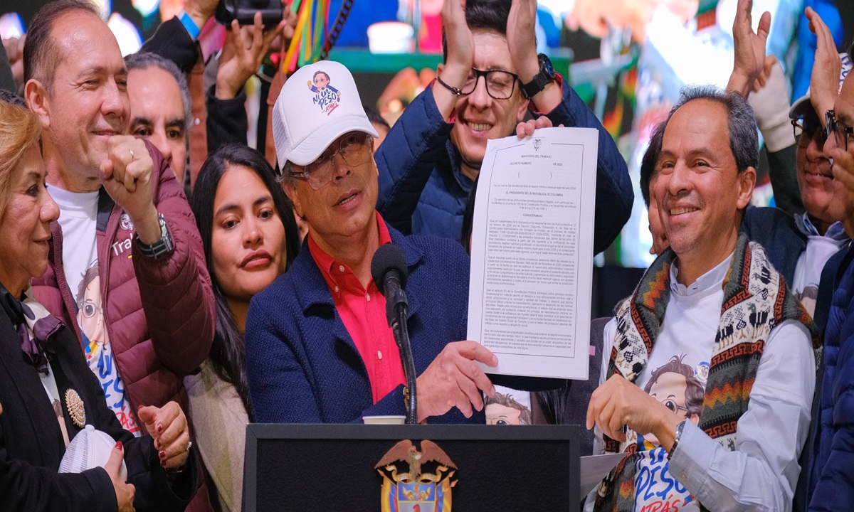 Petro firma nuevo decreto del salario mínimo en Colombia