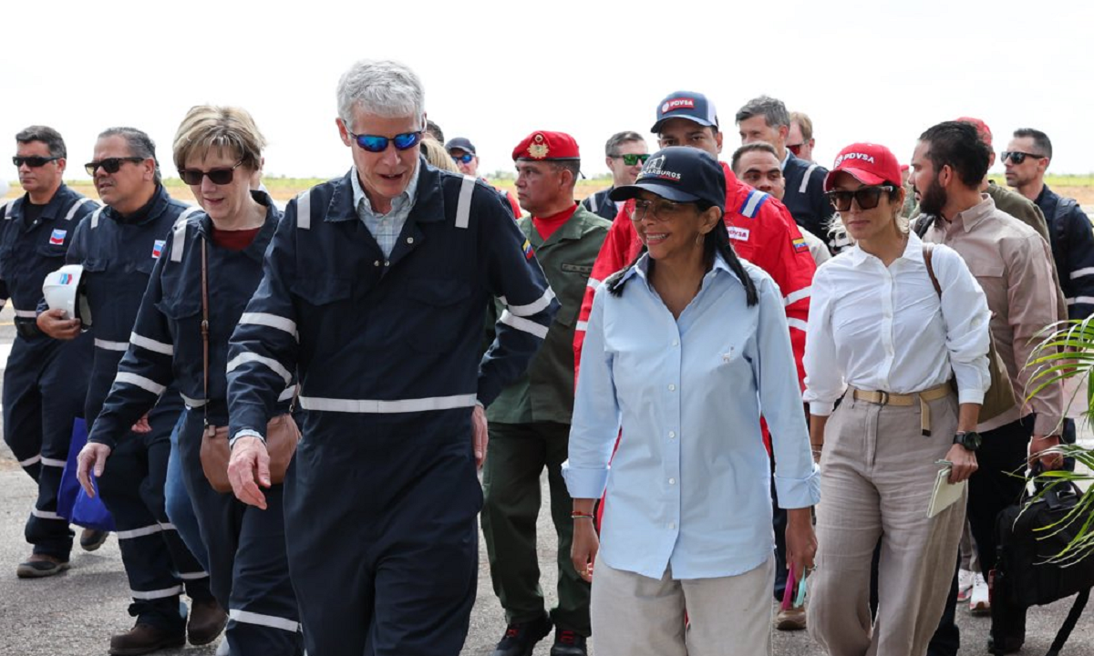 Presidenta encargada junto a Christopher Wright recorren empresa mixta Petro Independencia