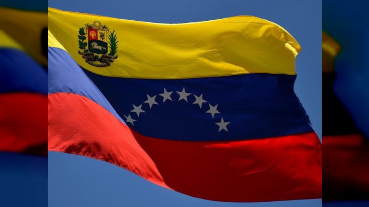 Hace dos décadas se incluyó la octava estrella en la bandera nacional