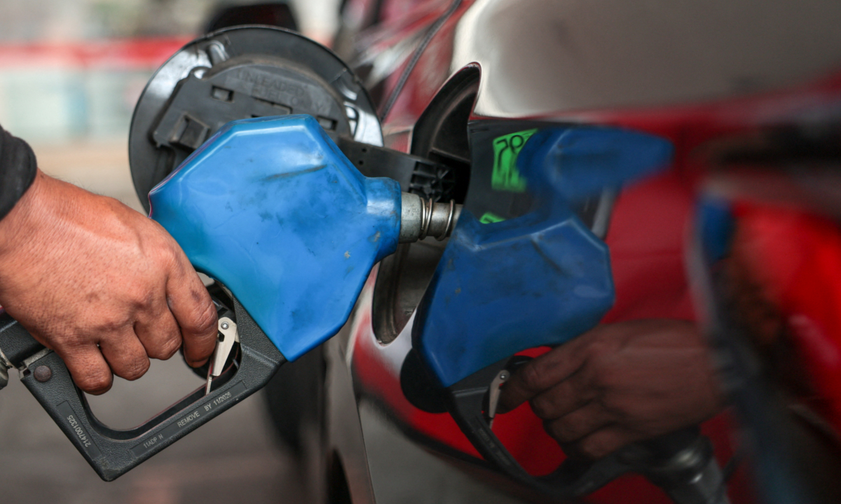 Alza de precios del combustible impacta a las familias salvadoreñas