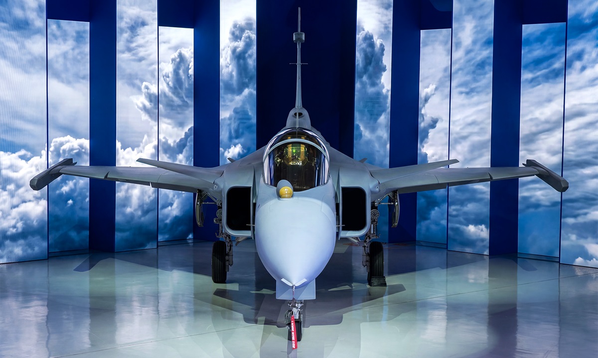 Presidente Lula presenta primer caza supersónico fabricado en Brasil