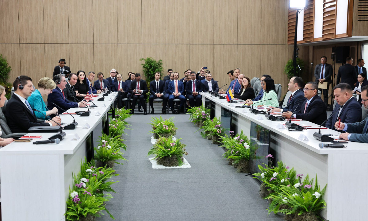 Presidenta encargada firma acuerdo con la petrolera internacional Shell