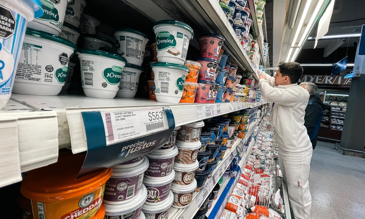 Inflación en Argentina se dispara mientras salarios decaen