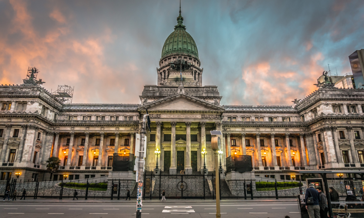 Suspenden parcialmente la reforma laboral de Milei en Argentina