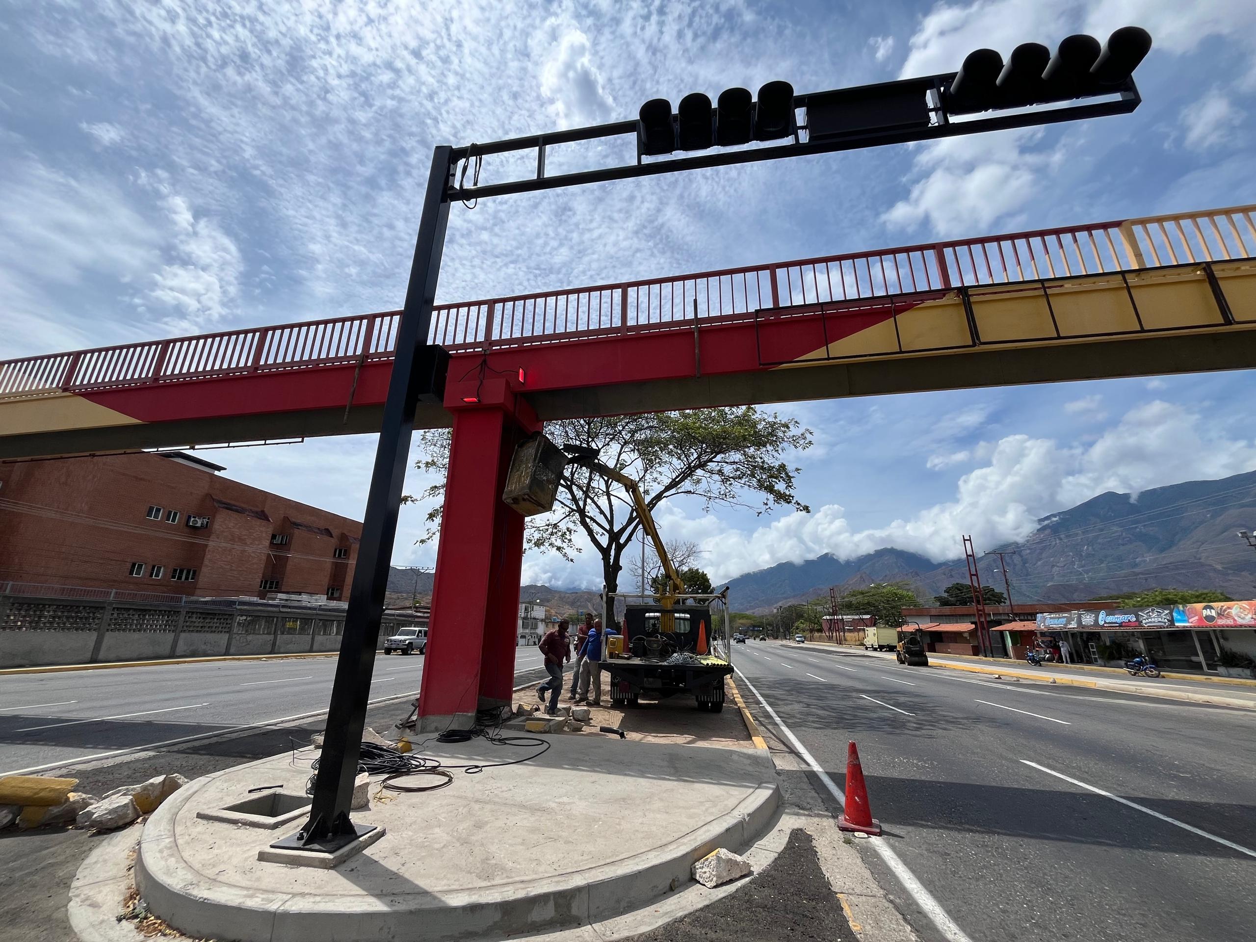 Instalan sistema de semaforización LED en la Avenida Universidad de MBI