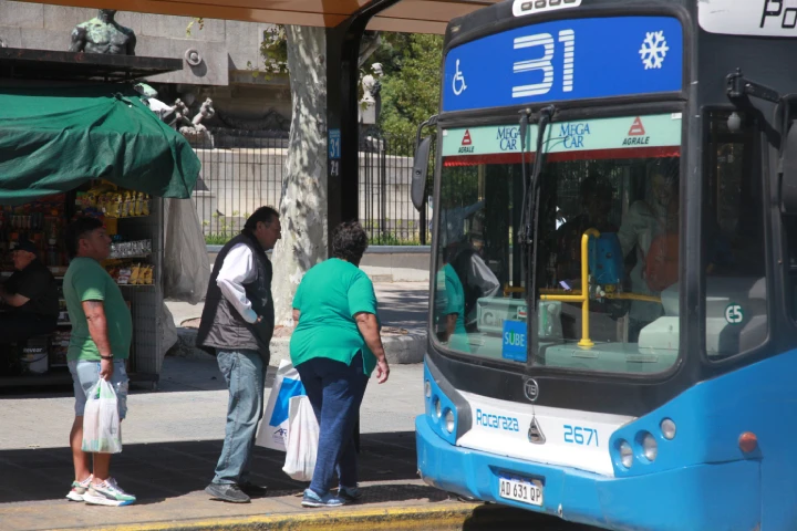 Mayo arrancará con fuertes aumentos en servicios y transporte en Argentina