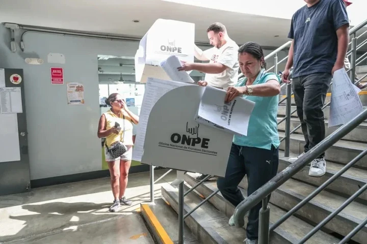 Fujimori y López Aliaga encabezan elecciones presidenciales de Perú
