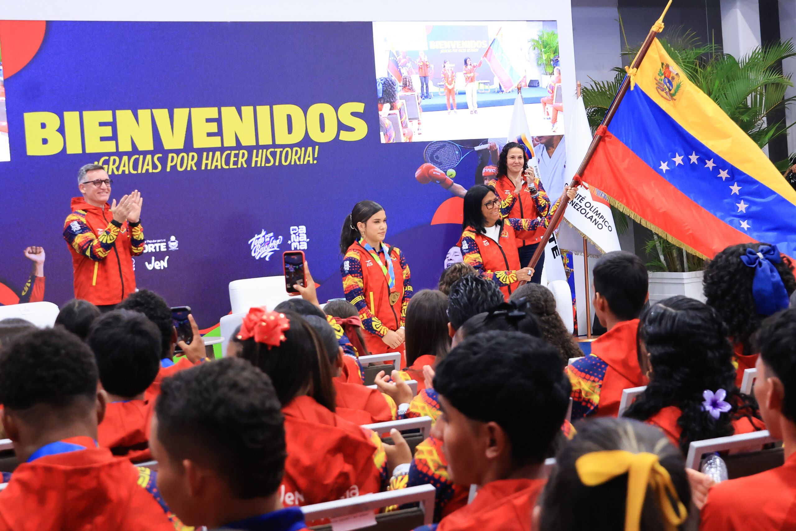Presidenta (E) Delcy Rodríguez lideró reconocimiento a deportistas nacionales que estuvieron en los IV Juegos Suramericanos de la Juventud