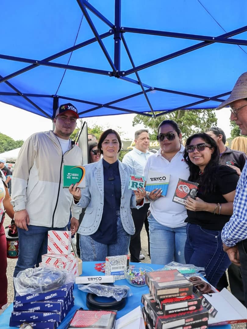Profesionales del volante fueron dotados de insumos en Gran Feria del Transportista Urbano