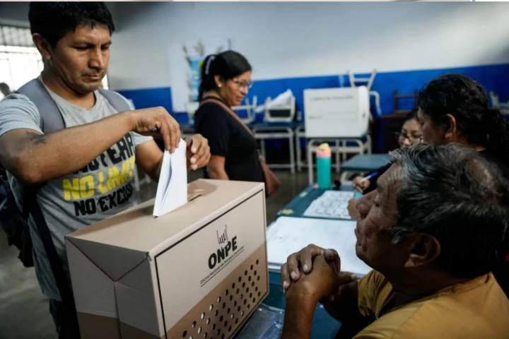 Keiko Fujimori y Roberto Sánchez encabezan el conteo de votos en Perú