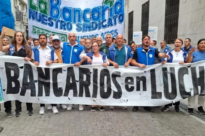 Bancarios argentinos en paro contra Milei por despidos masivos