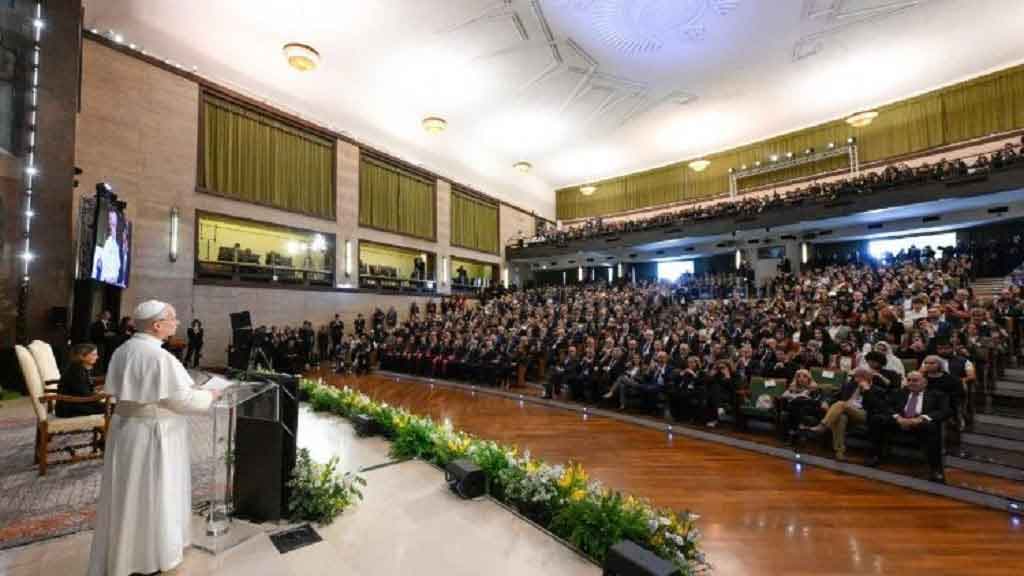 León XIV exhortó a los universitarios a construir un mundo de paz