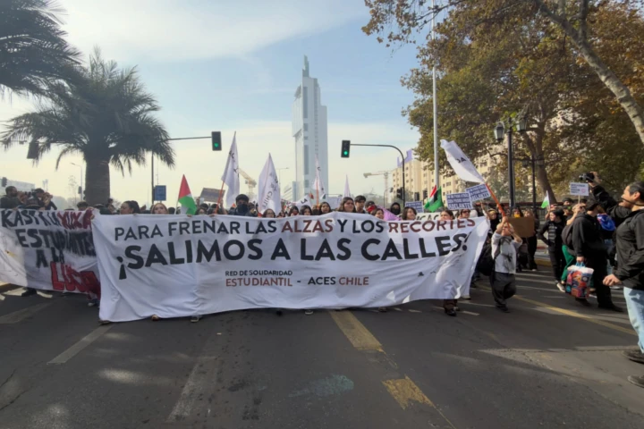 Miles de estudiantes protestan en Chile contra políticas de Kast