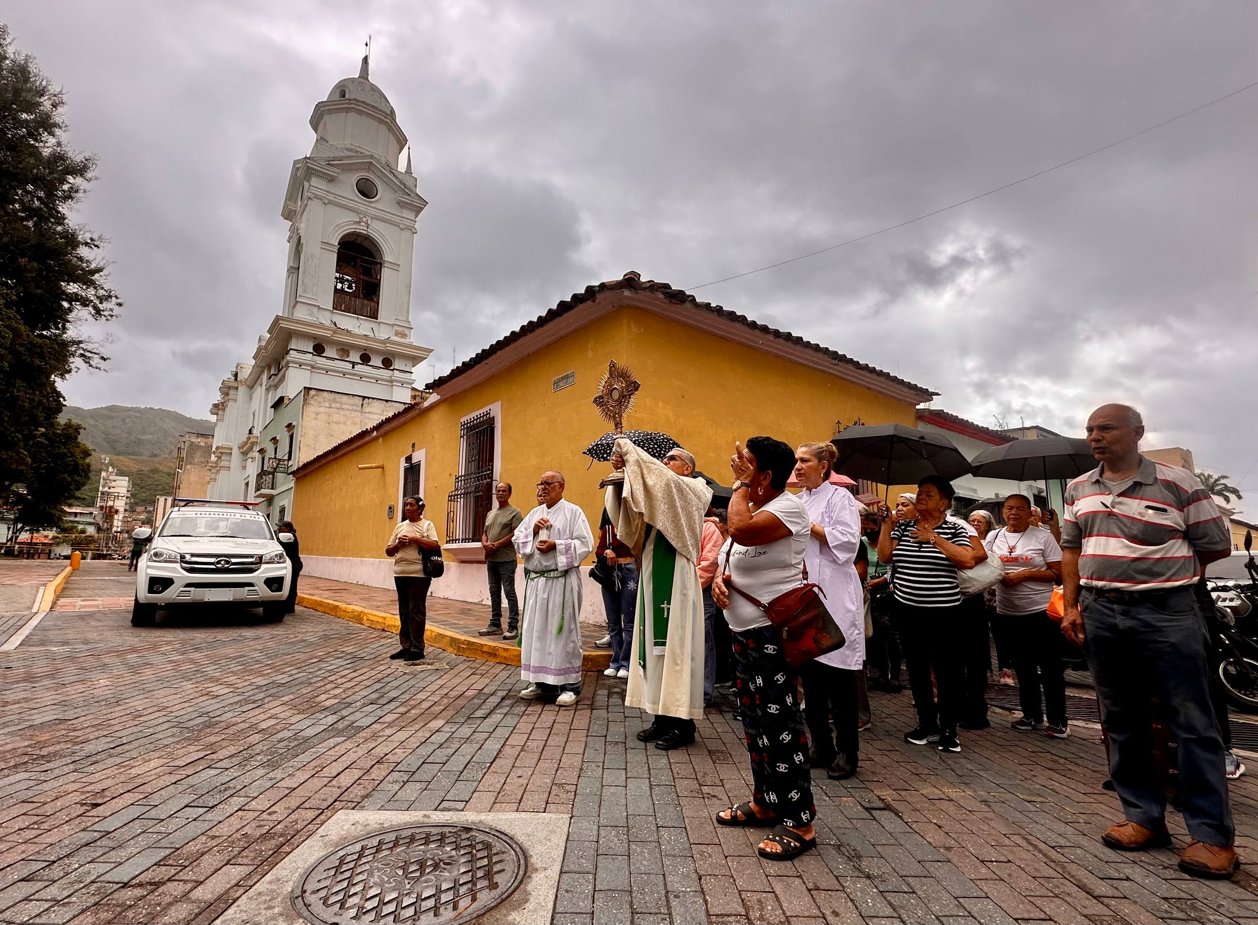 Victorianos se unieron en oración durante la Misa de la Misericordia este domingo