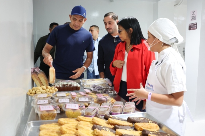 Delcy Rodríguez respalda producción nacional en visita al emprendimiento Ania Gluten Free