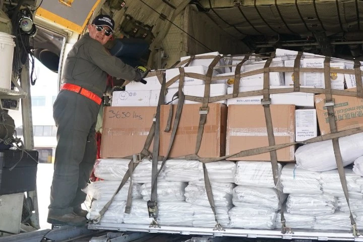 Venezuela recibe el cuarto vuelo de ayuda humanitaria de Colombia