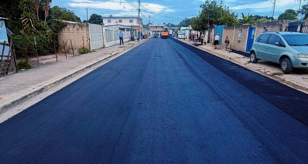 Usuarios santacrucenses se favorecen con labores de asfaltado vial