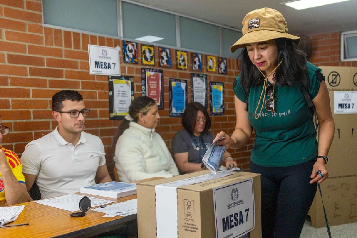 Colombia decide al sucesor de Gustavo Petro en un balotaje histórico