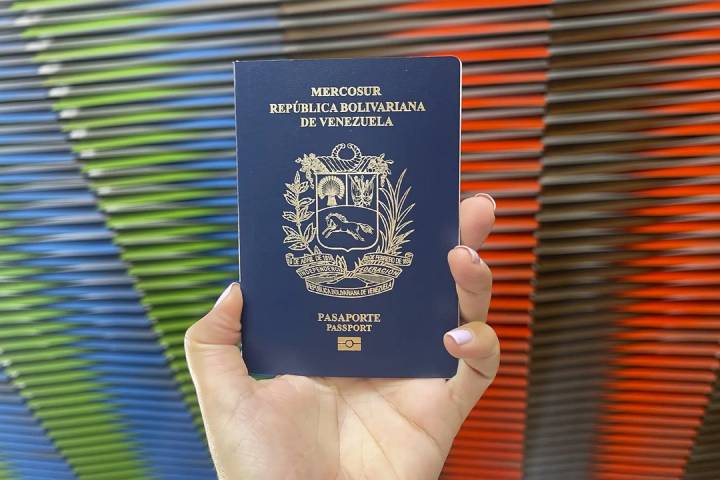 Venezolanos en el exterior podrán regresar con pasaporte vencido mediante salvoconducto