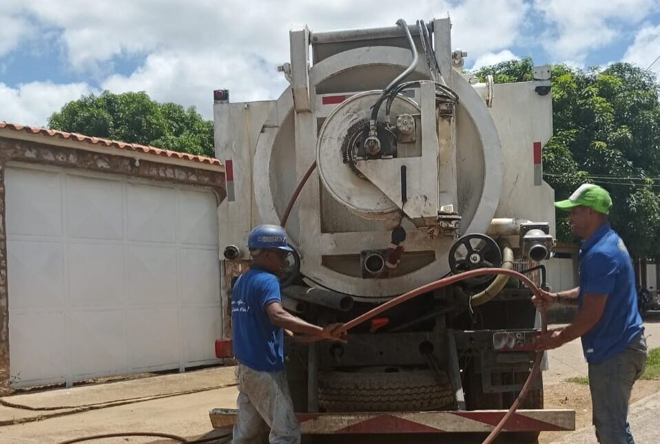 Atienden red de aguas servidas en comunidades de Urdaneta