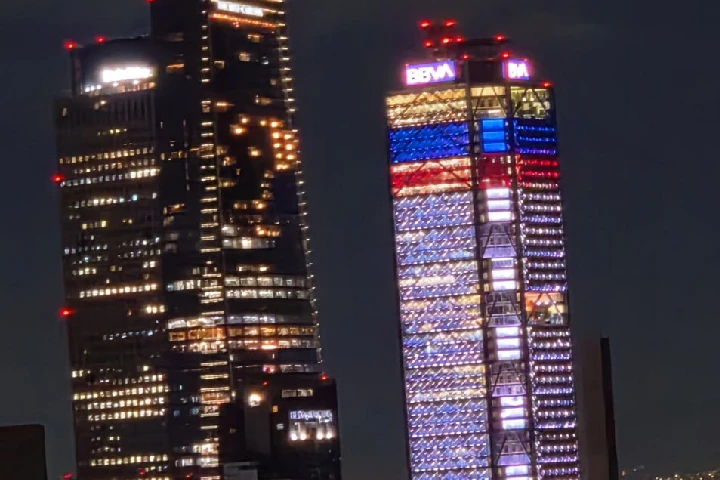 Torre BBVA de México se ilumina con el tricolor en solidaridad con Venezuela